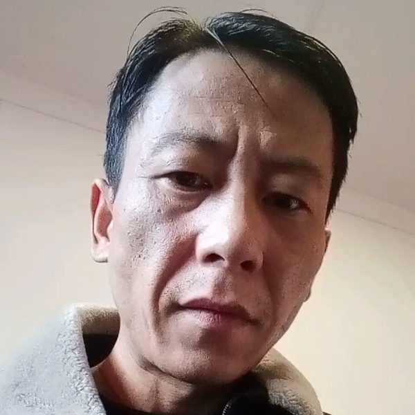 阳光小伙迷茫人生的照片