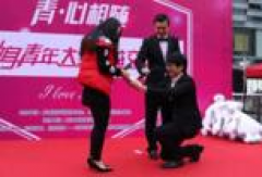 圣诞相亲会白领扎堆  挑个好的处对象