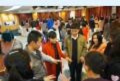 200人公益相亲会 扫码代挂缘分卡