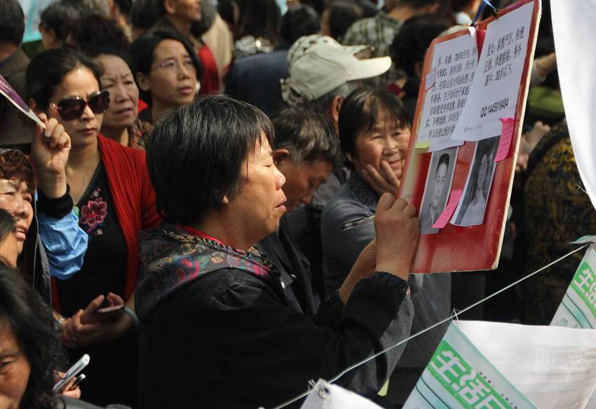 千佛山相亲会父母是主力军