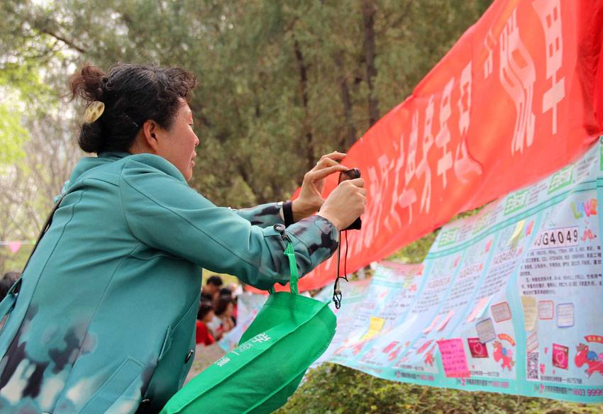千佛山相亲会父母是主力军