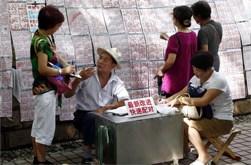 上海人民公园相亲角 多为父母替孩子相亲