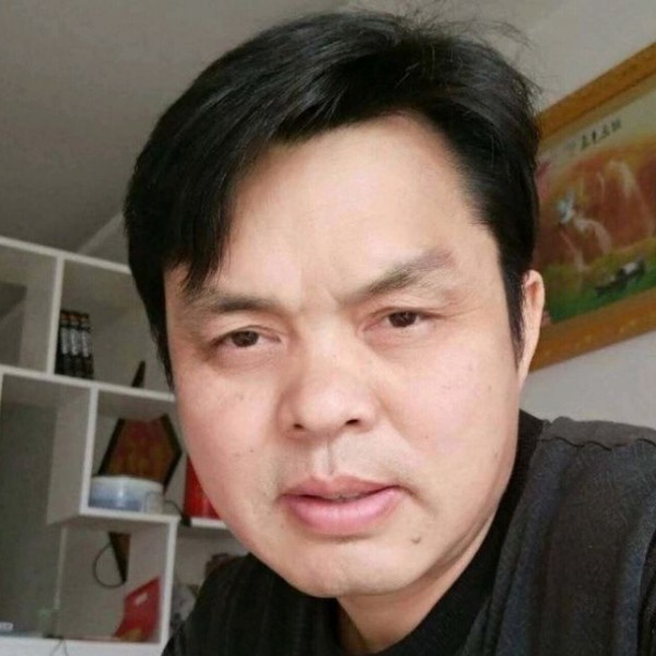 黑米拿微笑的照片