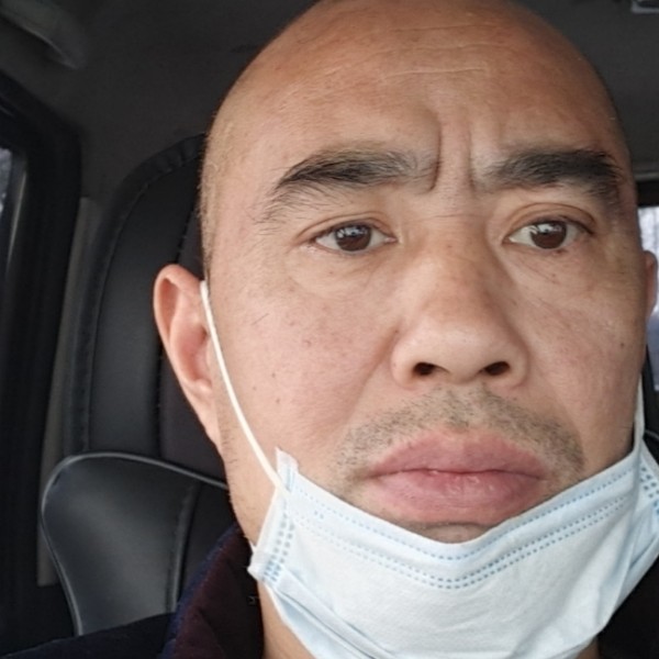 小松鼠漫步自信的照片