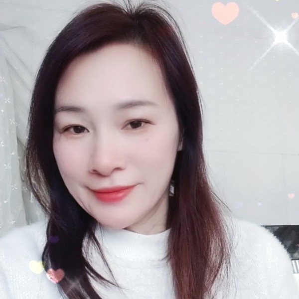 忐忑浅吻指甲油的照片