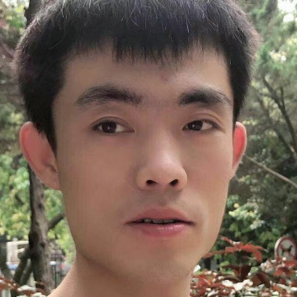 秋月踏实的小伙子的照片