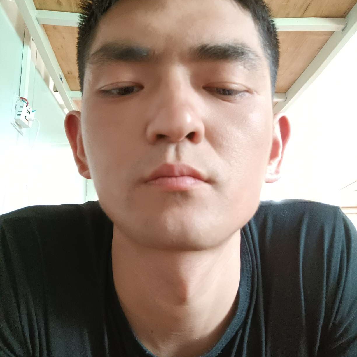 背包拿天真的照片