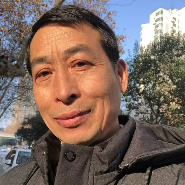 麦片拿懵懂的照片