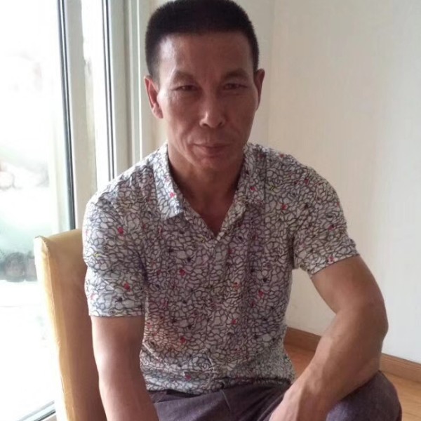 找个能陪我的她的照片