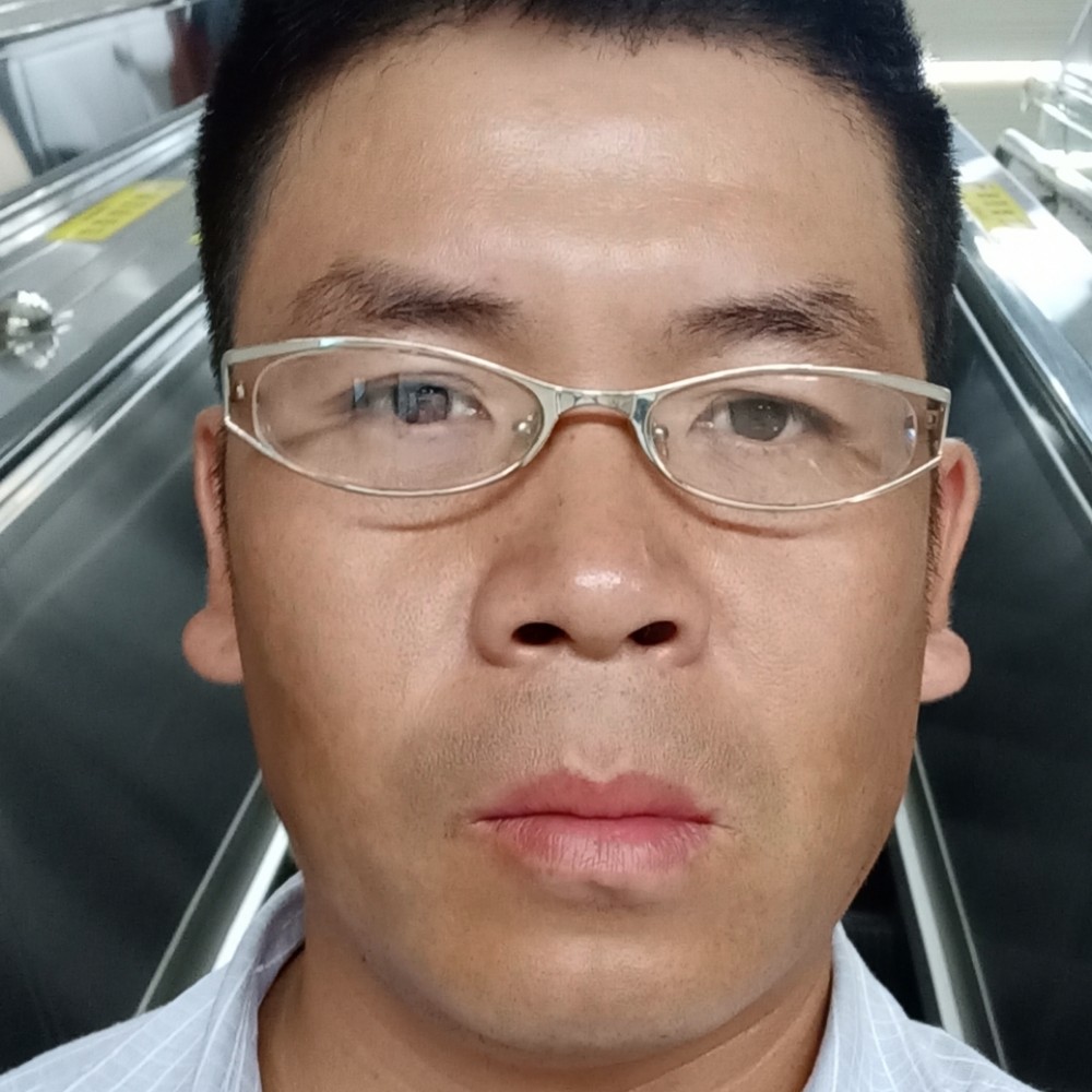 漠然红酒瞇佳人的照片