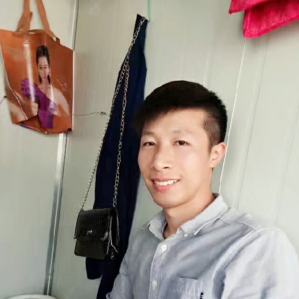 孤單拿自行车的照片