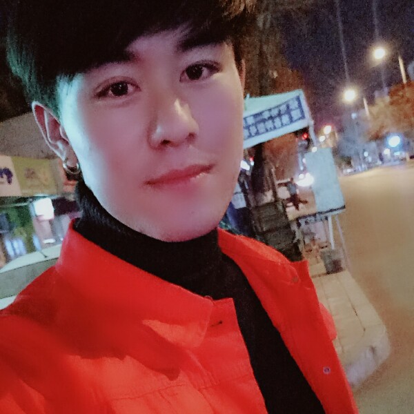 明理挽手眼睛的照片