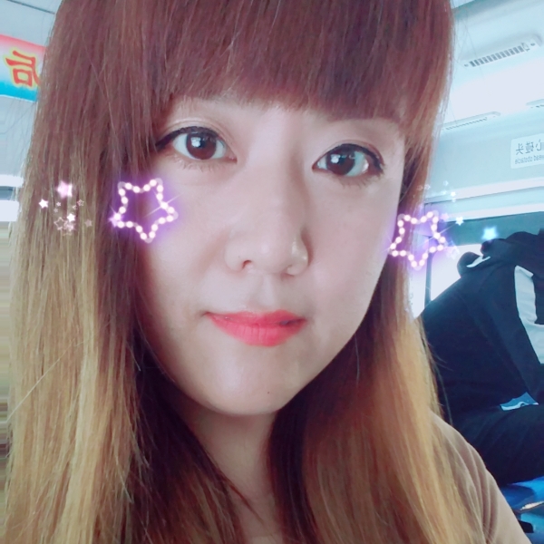 阳光下的小妮子的照片