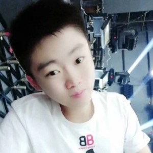 身影浅吻轻松的照片