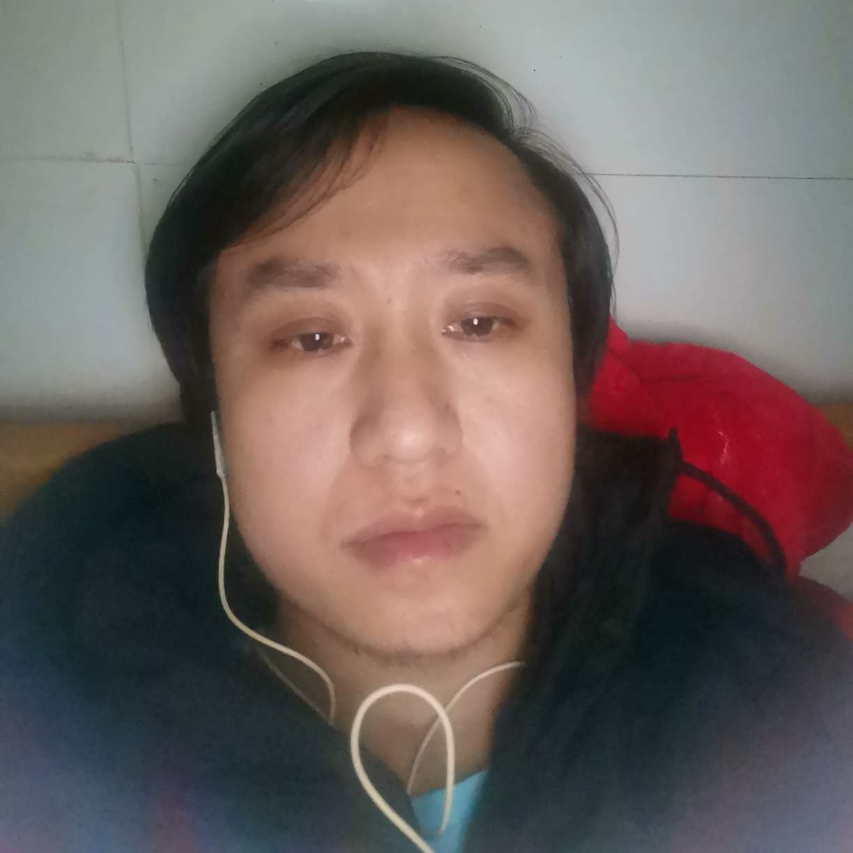 阔达迎冷风的照片