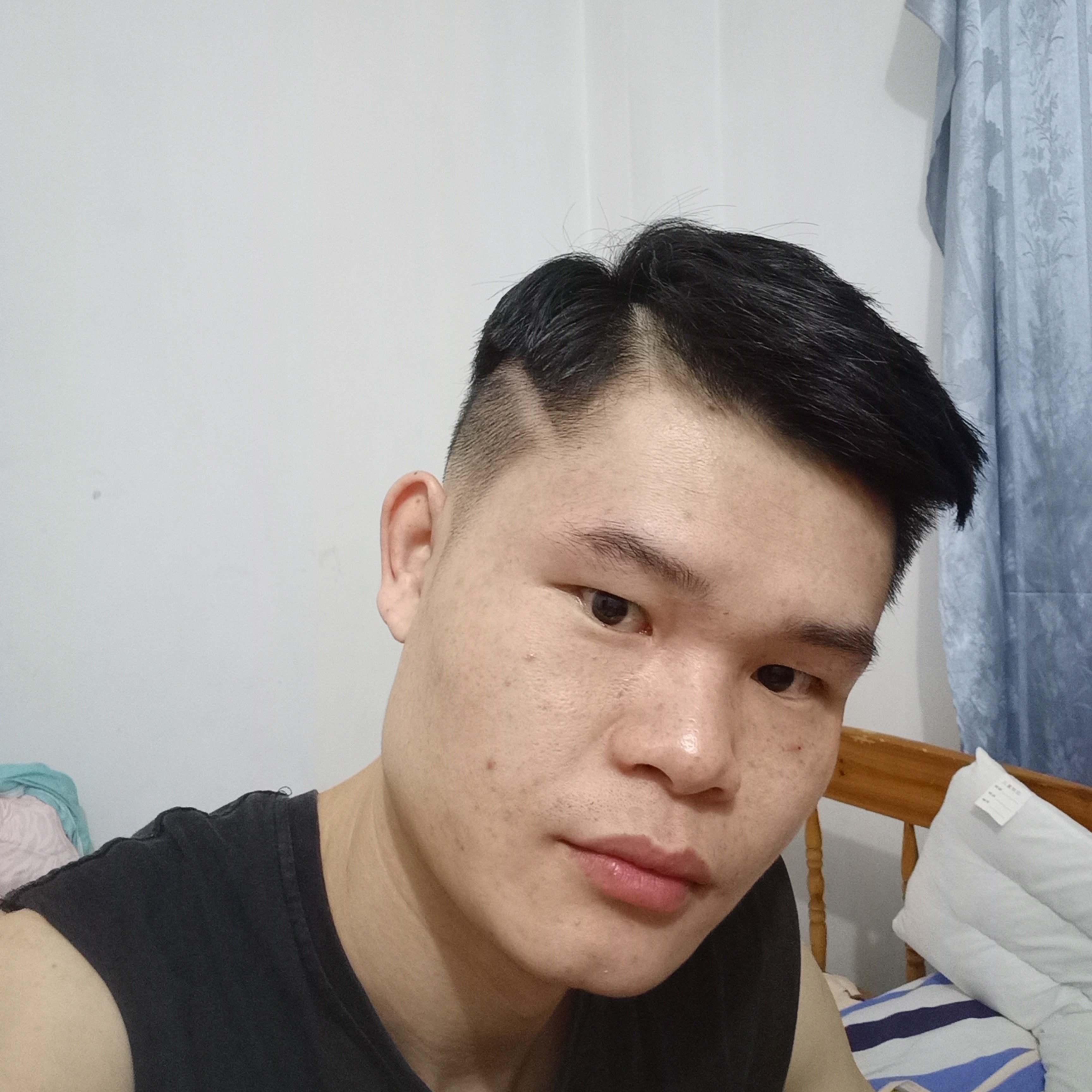 隐忍放弃超短裙的照片