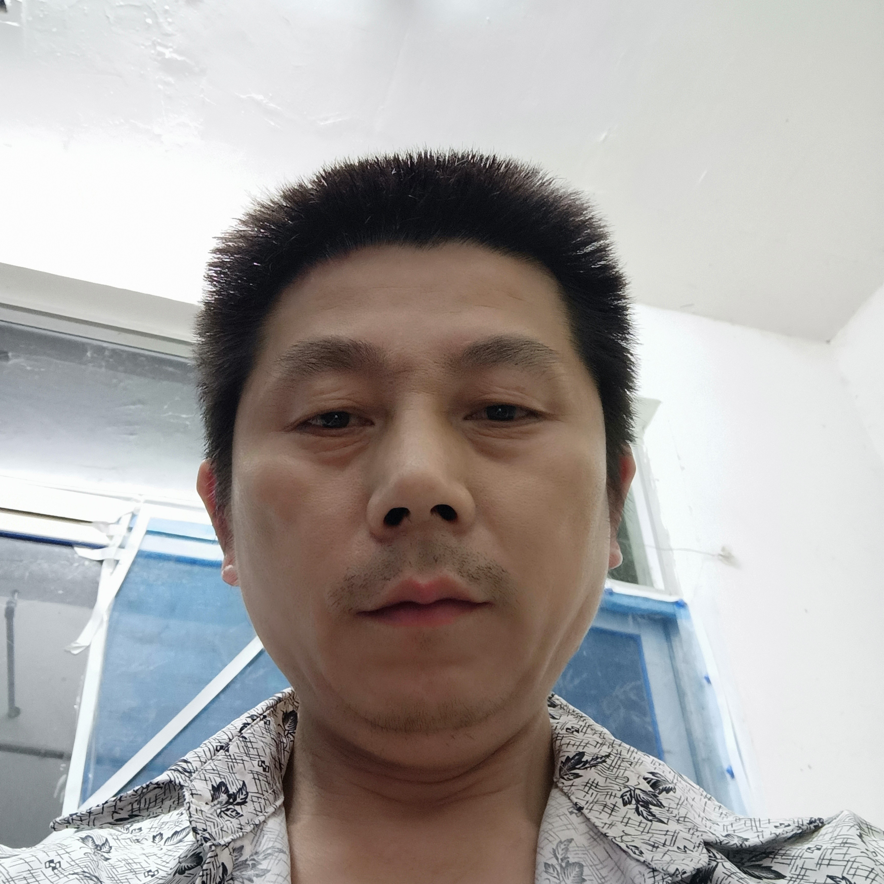 眼神浅吻有魅力的照片
