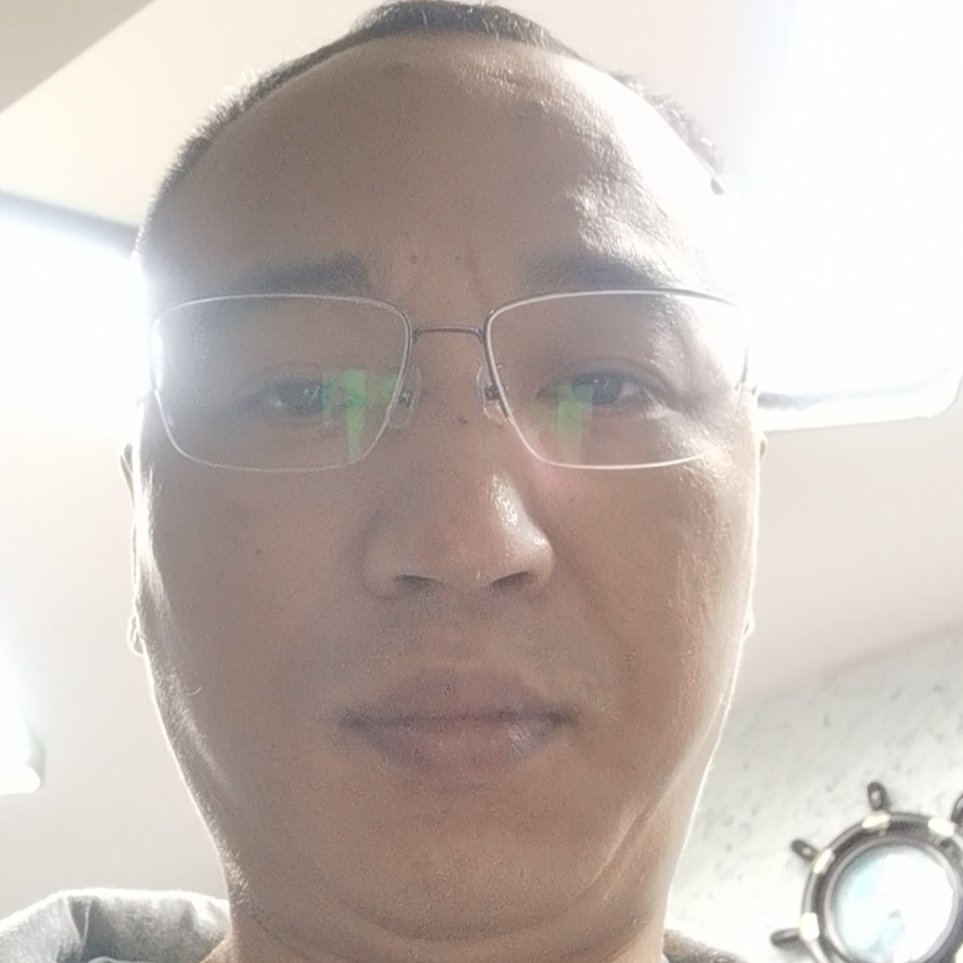 背包蹁跹留胡子的照片
