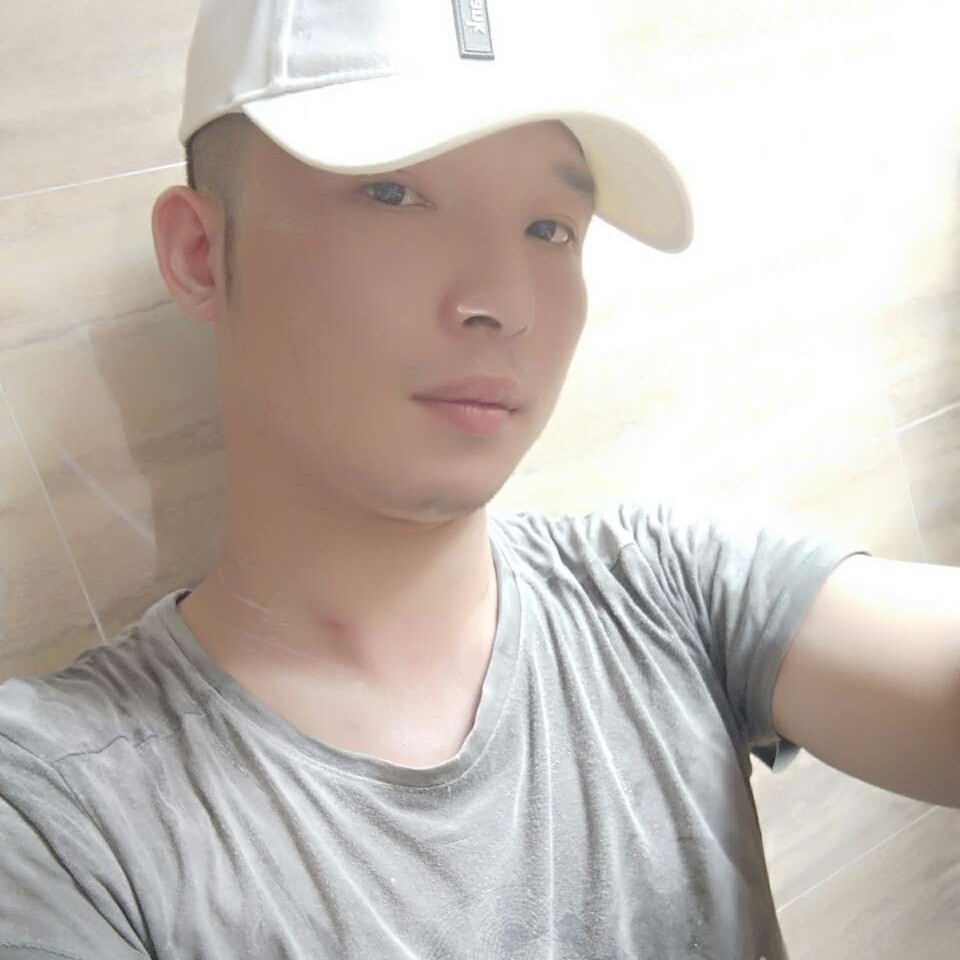 专一深拥火车的照片