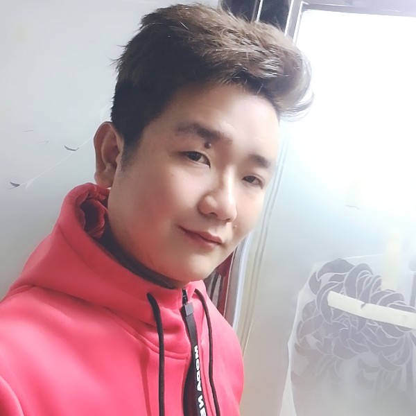 君逸笑的照片