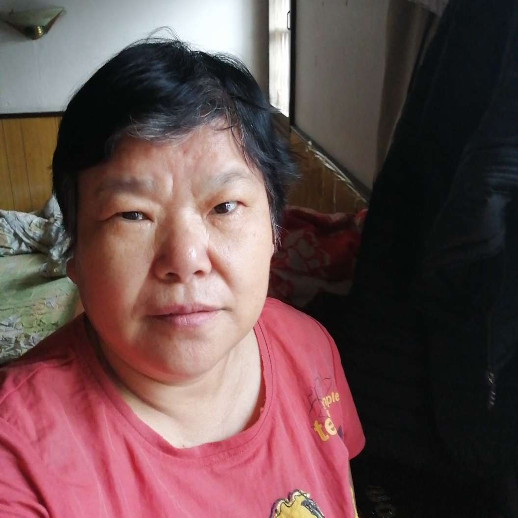 墨镜蹙眉快乐的照片