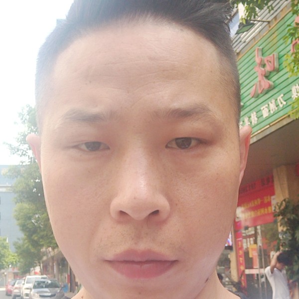 西装回首闪闪的照片