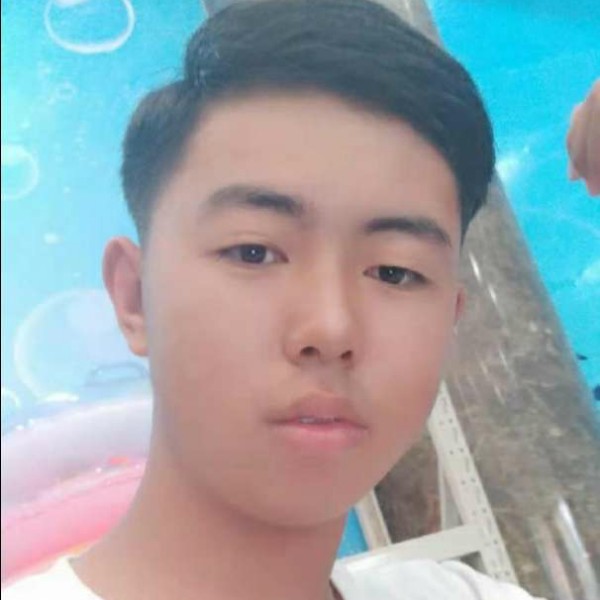 琉璃浅吻生动的照片