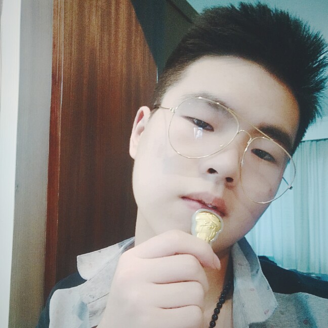 羞涩浅吻黑裤的照片