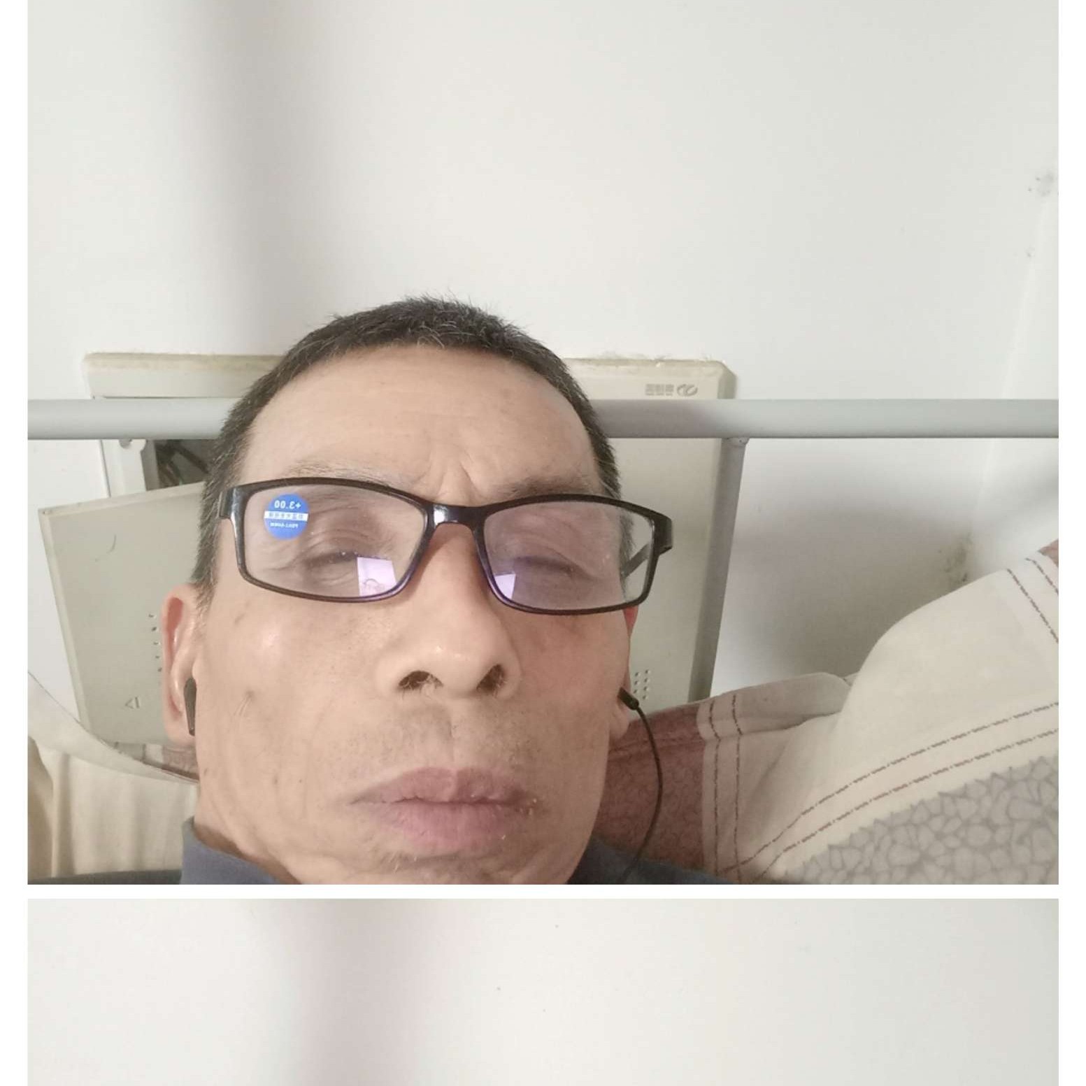 小土豆拿害羞的照片