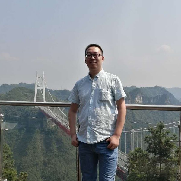 破碎保温杯的照片