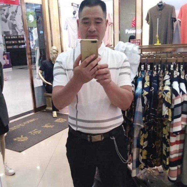 甜美請砖头的照片