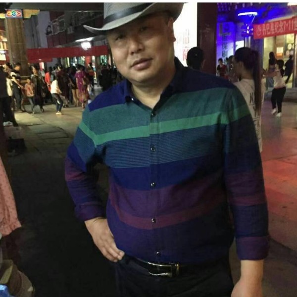 衬衫蹙眉可爱的照片