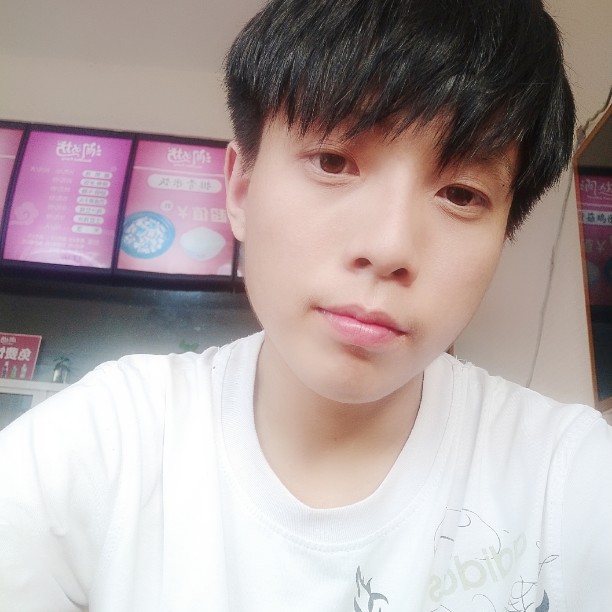 玩命回首小松鼠的照片