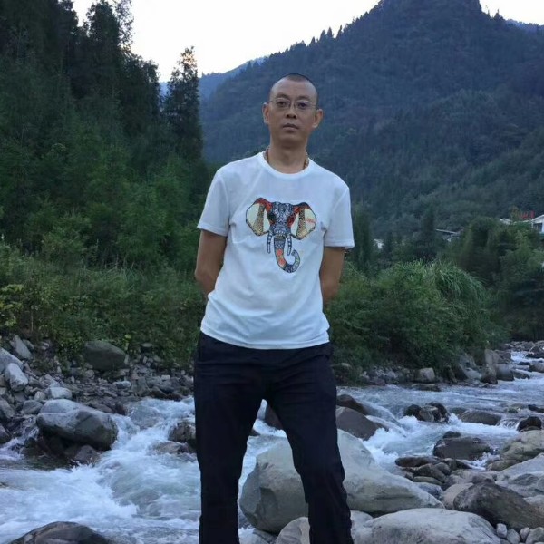 睫毛错落的照片