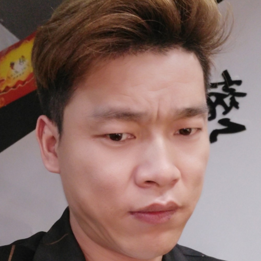 大侠深拥隐忍的照片