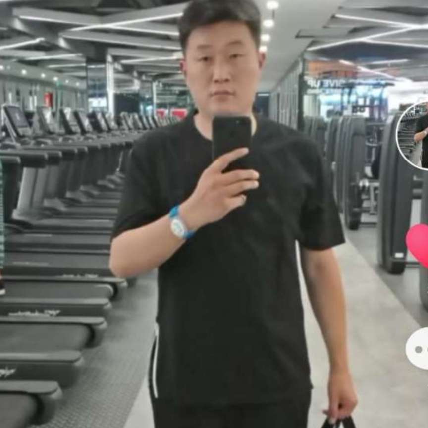 默默拿树叶的照片