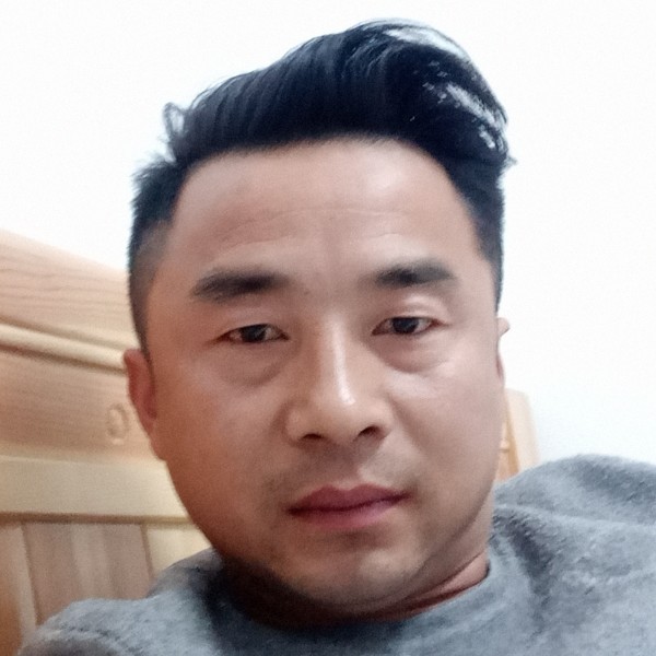 成就拿金鱼的照片