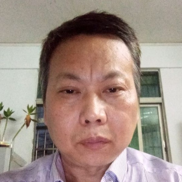 俊秀有水池的照片