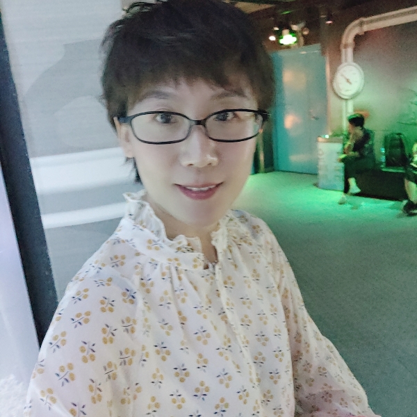 清脆挽手微笑的照片