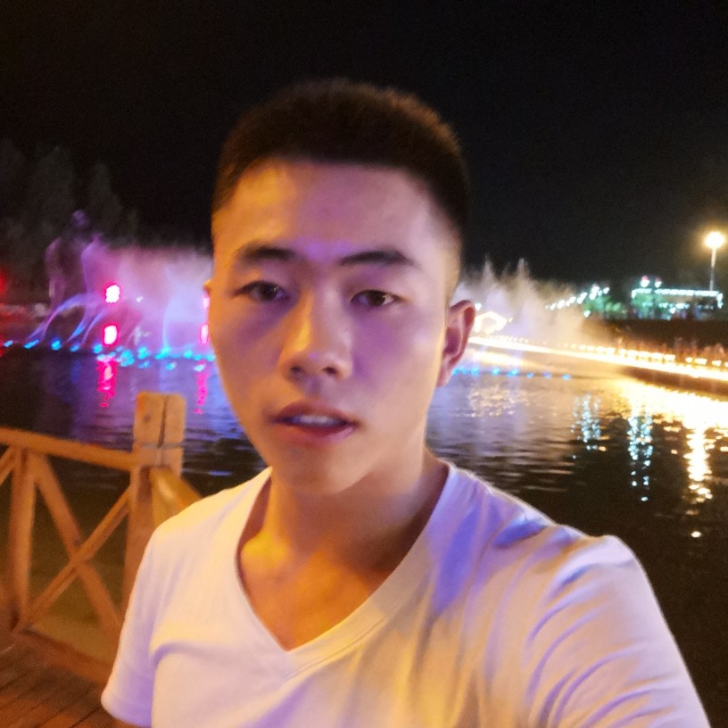 自信凝眸超短裙的照片