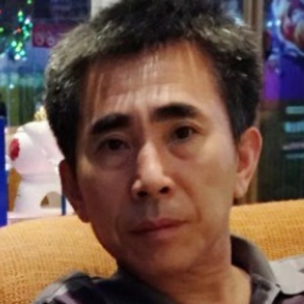 甜甜浅吻小松鼠的照片