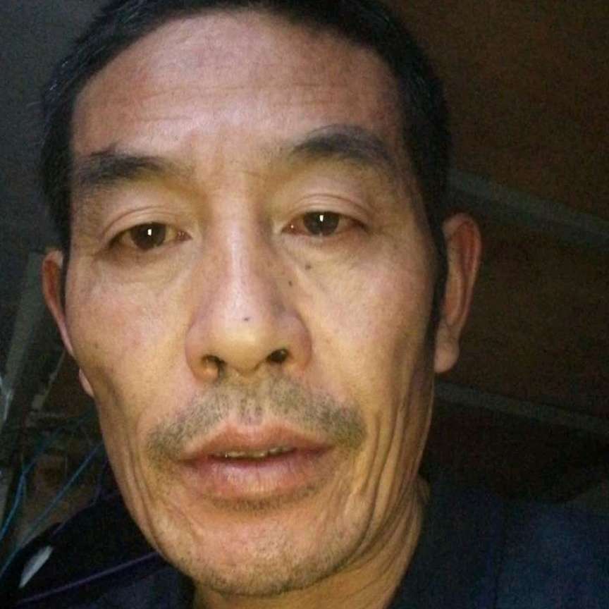 还单金鱼座身西装的照片