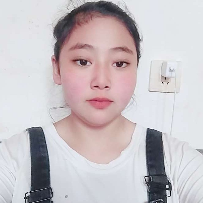 眯眯眼踢小熊猫的照片