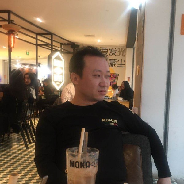 抬头望天儿的照片