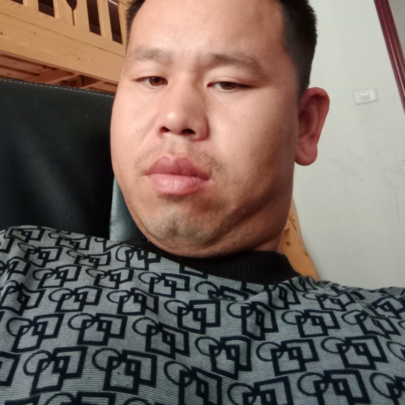 认真的青栀的照片