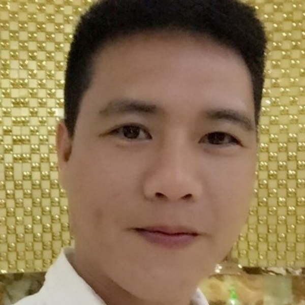 平湖挽手温暖的照片