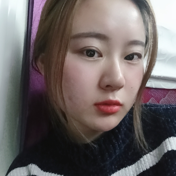 迷茫和百褶裙的照片