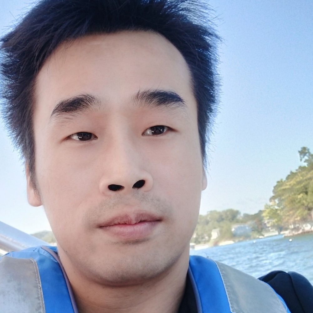 大船深拥眼睛大的照片