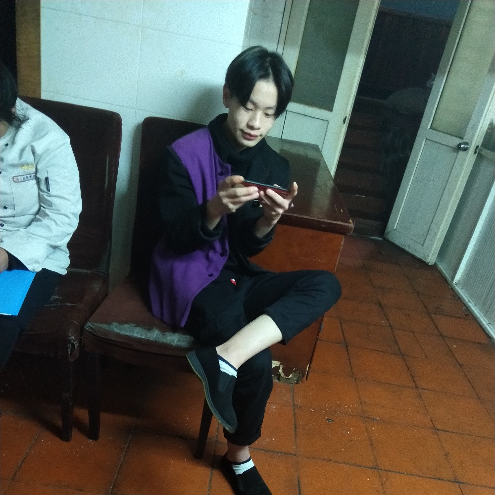 强健墨镜的照片