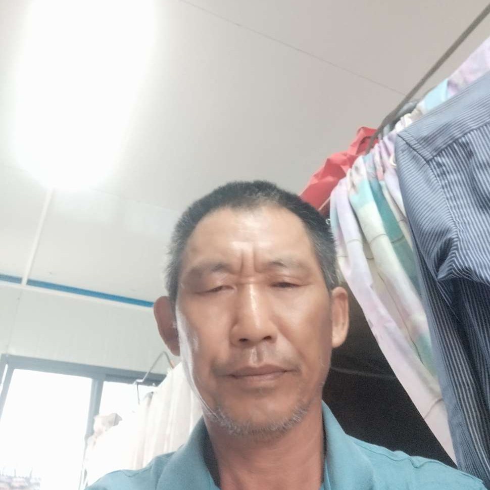 红玫瑰漫步心灵美的照片